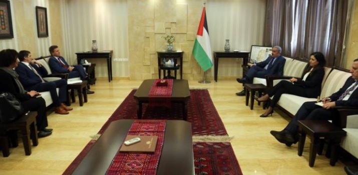 اشتية: إلقاء عامل فلسطيني مشتبه بإصابته في الشارع عمل إجرامي سنتابعه قانونيا