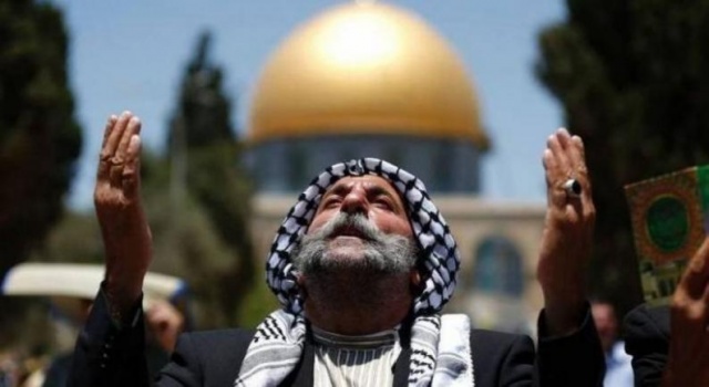 للوقاية من كورونا.. قرار بحصر الصلاة في البيوت وعدم التوجه للمساجد والكنائس