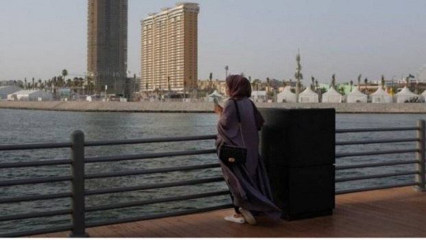 فيديو- سقوط امرأة بشارع في جدة .. هل لكورونا علاقة؟