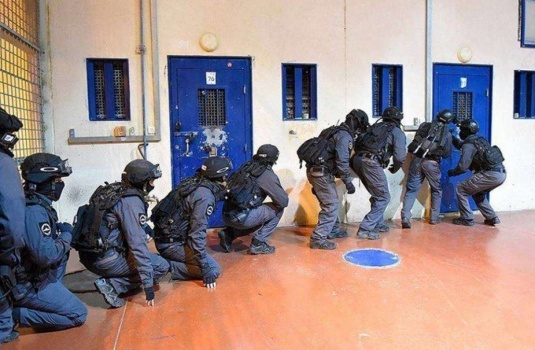 قوات القمع تقتحم أربعة أقسام في سجن "عوفر"