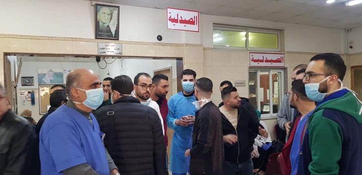 صور...احتجاج لموظفي مستشفى "الأمل" بجنين لتحويله لمركز علاج "كورونا"