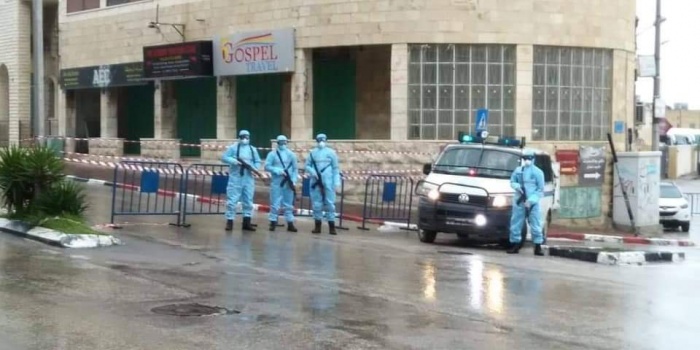 الشرطة تغلق 12 كوفي شوب ومقهى و تقبض على شخصين من أصحاب المقاهي لعدم التزامهم بالإغلاق في طولكرم