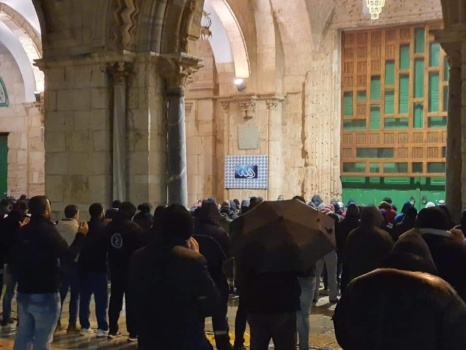 المئات يلبون نداء (فجر الإسراء) في المسجد الأقصى