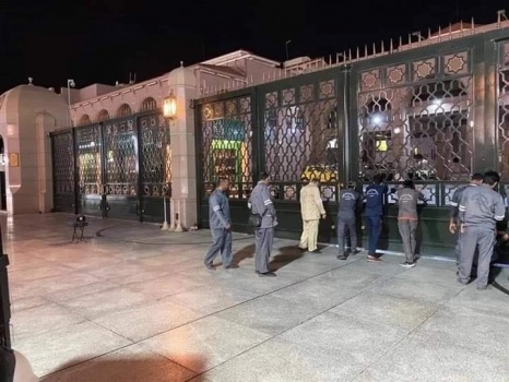 السعودية تعلق الصلاة والتواجد بساحات الحرمين