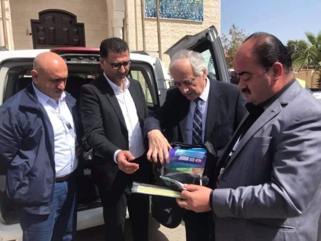 صور...الرجوب وصبيحات يتسلمان مستلزمات طبية من الجامعة العربية الأمريكية للجنة الطوارئ في جنين