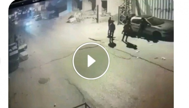 شاهد بالفيديو: مركبة مسرعة تطلق النار على مجموعة مواطنين في الخليل