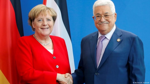 الرئيس عباس يطمئن على صحة ميركل