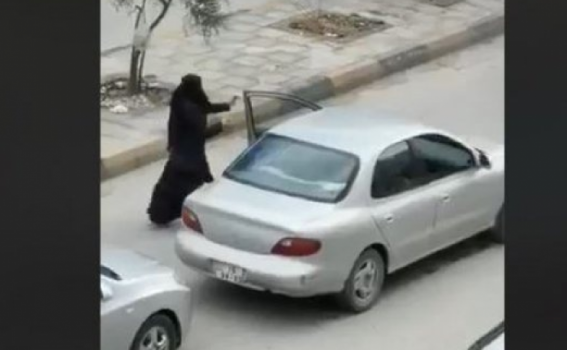 فيديو| منقبة تتحدى حظر التجول وترقص بشوارع الأردن !