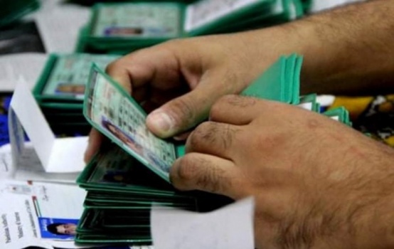 الأجهزة الأمنية تحتجز بطاقات لعمال حاولوا الدخول لأراضي 48 عبر فتحات "الجدار"