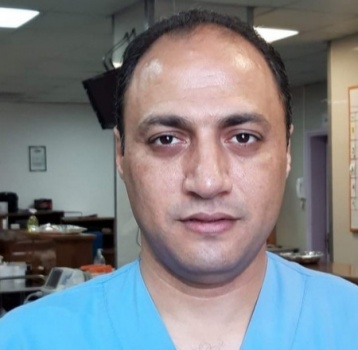 طبيب فلسطيني يُبدي استعداده لعلاج المرضى في منازلهم بدلاً من الحضور للمستشفى