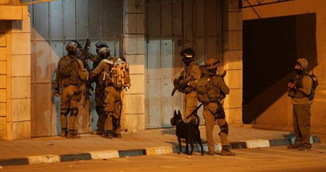 جنود الاحتلال يبصقون على المركبات والمنازل في بيت أمر