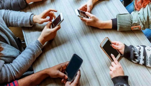 100 ألف دولار لمن يبتعد عن هاتفه المحمول عاماً كاملاً