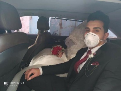 بالصور |عروسان من غزة يستبدلان مصاريف فرحهما بتوزيع مساعدات للعوائل الفقيرة