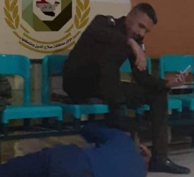صور أثارت استياء.. رأس مواطن عراقي تحت حذاء عسكري
