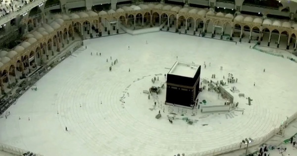 بعد حظر التجول 24 ساعة.. هؤلاء فقط سُمح لهم بالصلاة في الحرم المكي