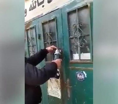 الشرطة تقبض على مشتبه به بخلع باب مسجد بنابلس