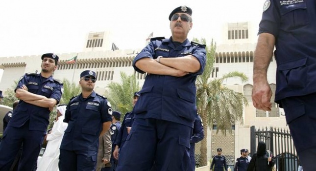 شاهد كيف تقنع شرطة الكويت المواطنين بالبقاء بمنازلهم