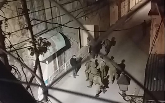 مستوطنون يعتدون على عائلة في الخليل