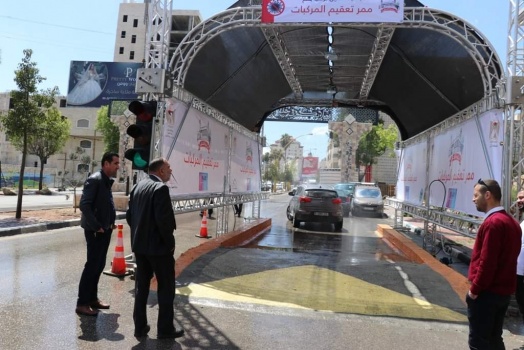 صور وفيديو..افتتاح معبر لتعقيم المركبات في الخليل