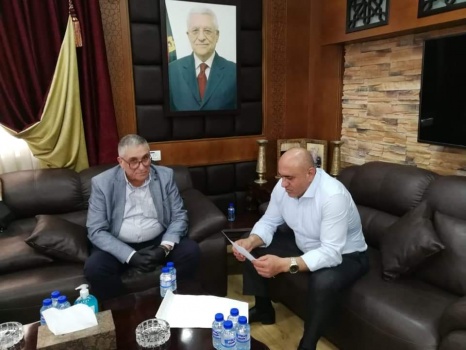 محافظ جنين يشيد بمؤسسة منيب وآنجلا المصري لتقديمها طرود غذائية