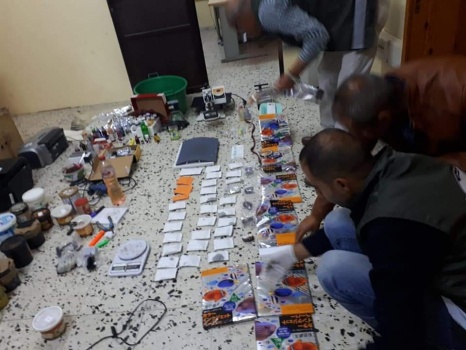 "الأمن الوقائي" في طولكرم يضبط مختبرا غير قانوني لصناعة المعسل