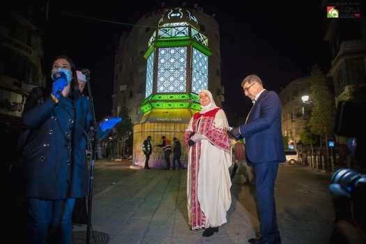 صور...بلدية رام الله تضيء فانوس رمضان 