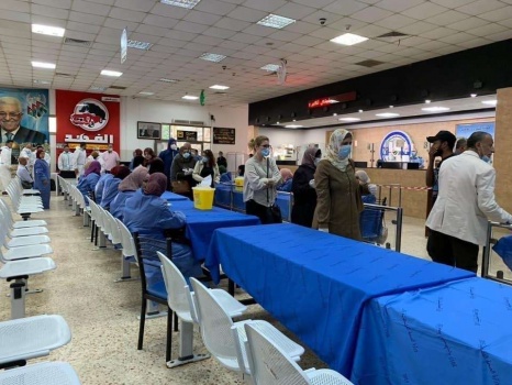بعد إغلاقٍ استمرَ لأسابيع ... معبر الكرامة يستقبل العالقين القادمين من الجانب الأردني.