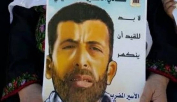 الاحتلال ينقل الأسير المضرب جنازرة إلى عزل سجن النقب
