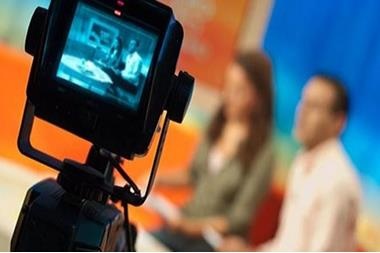 إعلامية شهيرة تبلغ عن صديقاتها للشرطة لمخالفة قواعد الحجر !.. شاهد