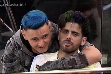 شاهد بالفيديو.. خطأ من حمدي يكشف فبركة وتزييف برنامج رامز جلال!