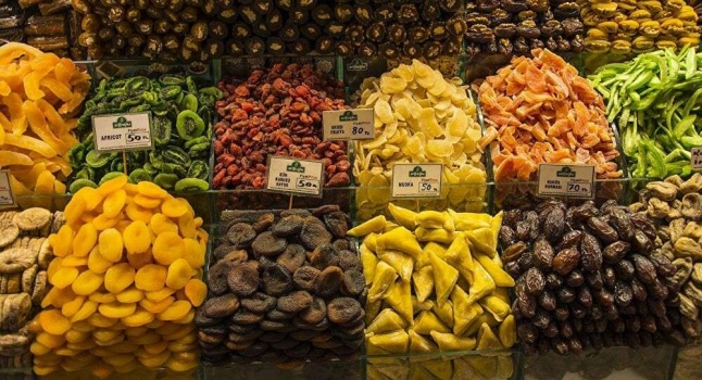 الخبراء يحذرون... 10 أطعمة لا يجب تناولها في أوقات محددة