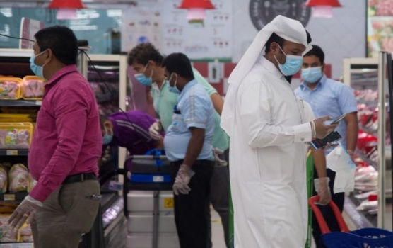 قطر تفرض وضع الكمامات خارج المنزل وغرامة المخالفين تصل إلى 50 ألف دولار