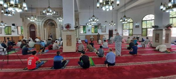 صور: غزة تصلي الجمعة لأول مرة بعد إغلاق استمر 50 يوما بسبب (كورونا)