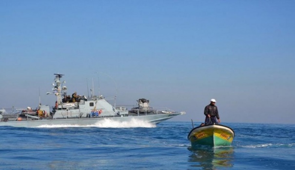 الاحتلال يستهدف مراكب الصيادين في بحر غزة