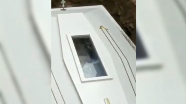 فيديو مثير للجدل ومخيف يـٌـظهر جثة "تلوح" بيدها لحظة دفنها !