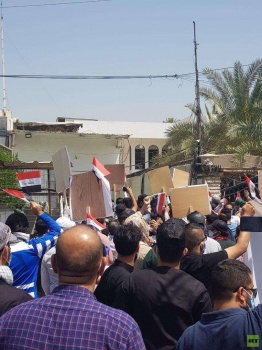 فيديو وصور : محتجون عراقيون يقتحمون ويغلقون مقر قناة MBC في بغداد