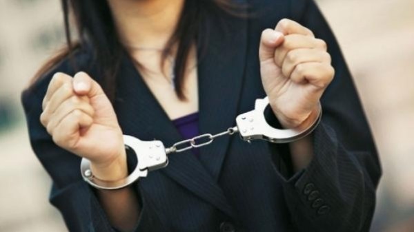 بالتفاصيل.. مباحث غزة تلقي القبض على (نشالة) في سوق الشجاعية