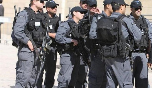 شرطة الاحتلال تعتقل 3 شبان في قلنسوة لمشاركتهم بتشييع الشهيد يونس