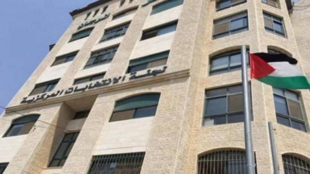 لجنة الانتخابات المركزية تتبرع براتب يومين لصندوق "وقفة عز"