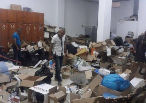إغلاق مستودع مواد غذائية منتهية الصلاحية في الخليل