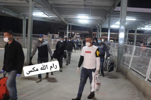 بعد غياب أكثر من شهر بسب الكورونا&hellip; الآلاف من العمال الفلسطينيين يتوجهون إلى مراكز عملهم في الداخل المحتل