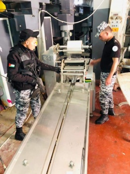 الضابطة الجمركية تضبط ماكنة لتصنيع سجائر الدخان المزور في الخليل