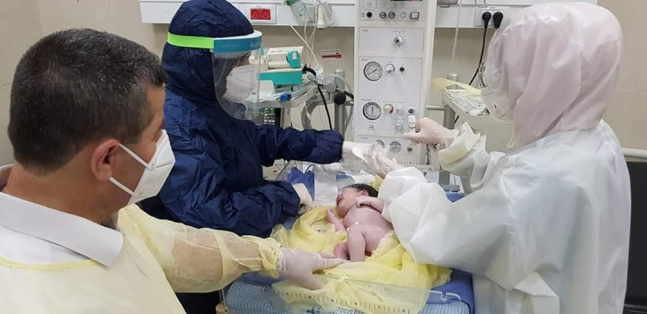 الطفلة "سيلا" ثاني مولودة في فلسطين لأم مصابة بكورونا