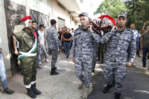 تشييع جثمان شهيد الواجب الوطني النقيب محاميد بموكب عسكري في قرية عانين غرب جنين