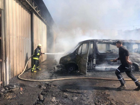 الدفاع المدني يخمد حريق 3 مركبات في برطعة جنوب جنين