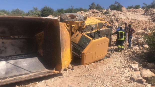 إصابة سائق مركبة ثقيلة نتيجة إنقلابها جنوب جنين