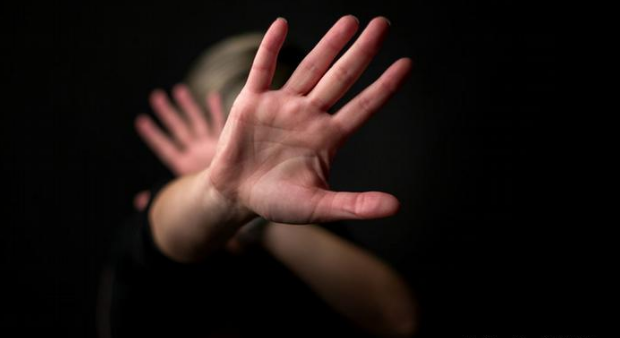 استدرجها لمنزل مهجور.. بائعة المناديل تروي لحظة اغتصاب سائق لها بمنطقة صحراوية بمصر