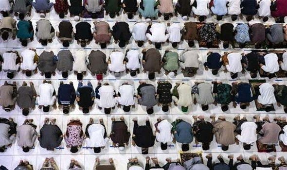 السعودية: عودة صلاة الجمعة والجماعة مرهون بتوافر الضمانات لحماية الناس