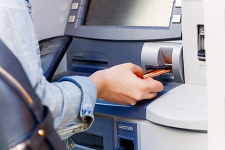 شابة إسرائيلية خدعت البنوك ونهبت آلاف الشواكل بهذه الطريقة
