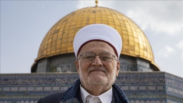 صور..الاحتلال يعتقل الشيخ "عكرمة صبري" بعد اقتحام منزله في القدس